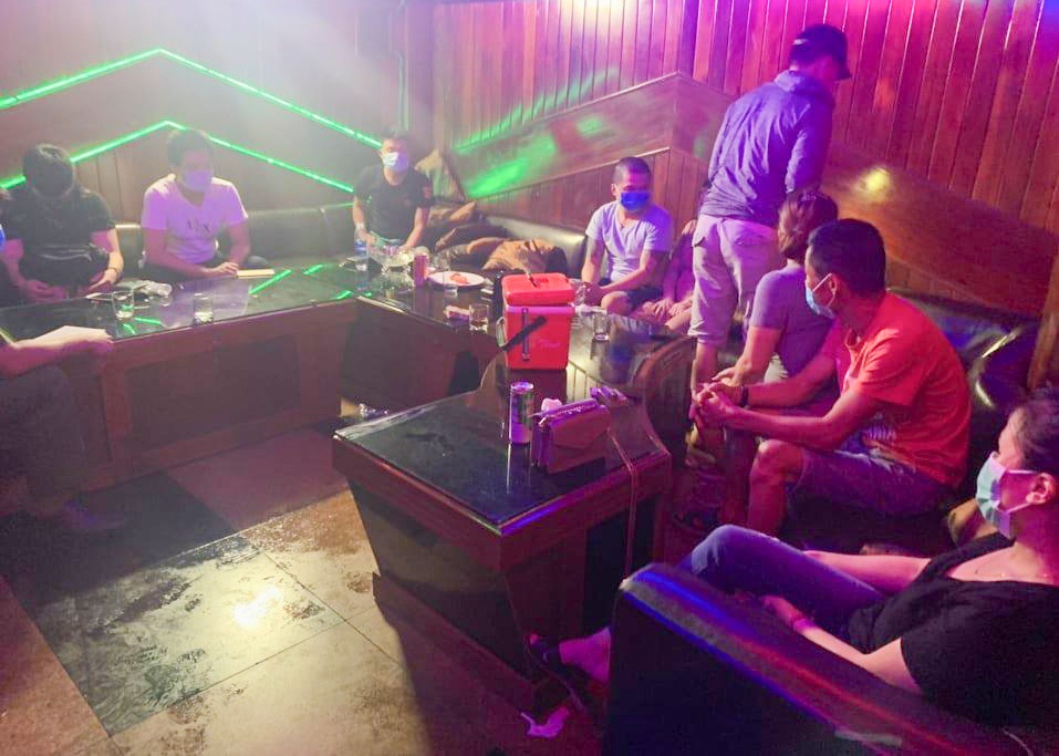 24 người tụ tập hát karaoke ảnh 1 24 nguoi tu tap hat karaoke anh 1