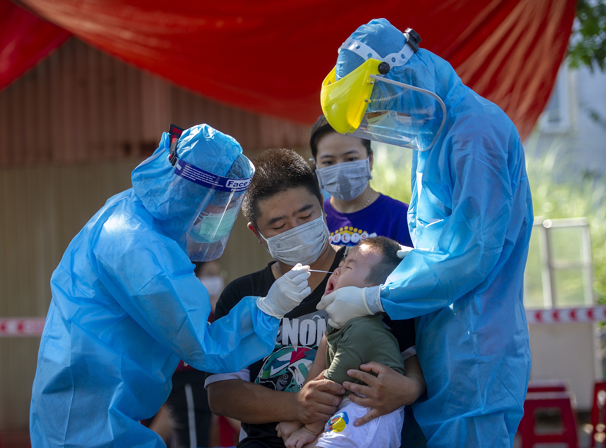 12 nguoi mac Covid-19 o pho chung cu anh 1