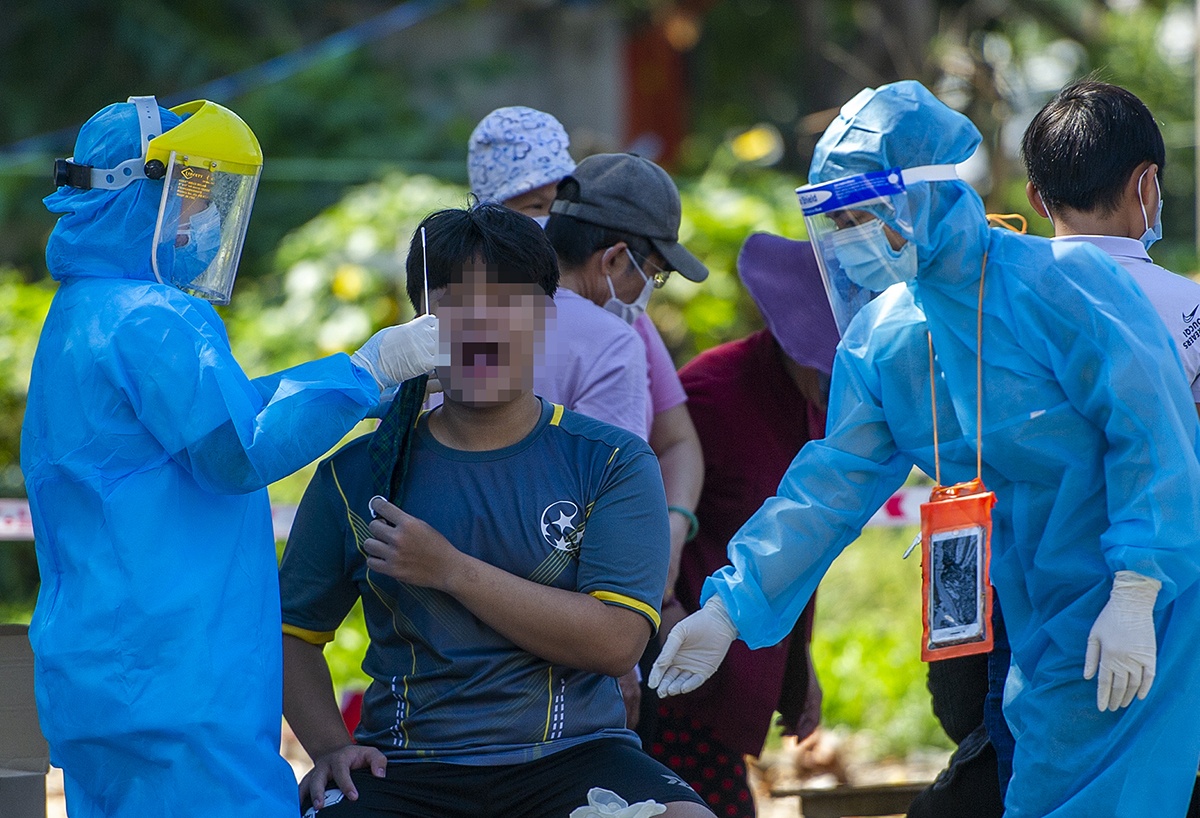 Xet nghiem gop phat hien 5 nguoi cung gia dinh mac Covid-19 hinh anh