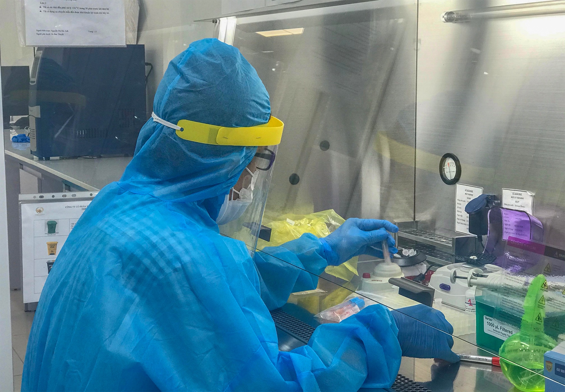 Xac dinh 112 ca F1 tiep xuc voi 3 benh nhan mac Covid-19 tai dam tang hinh anh