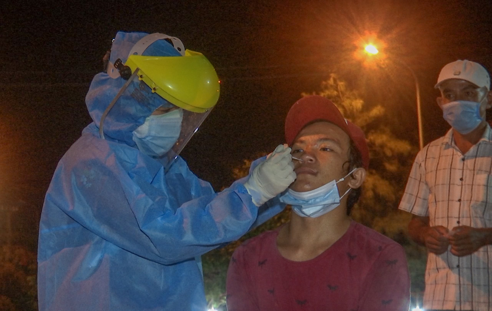 Lay mau xet nghiem Covid-19 xuyen dem hinh anh