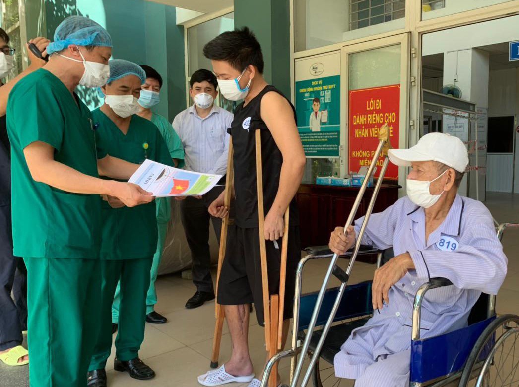 9 benh nhan khoi Covid-19 ra vien hinh anh