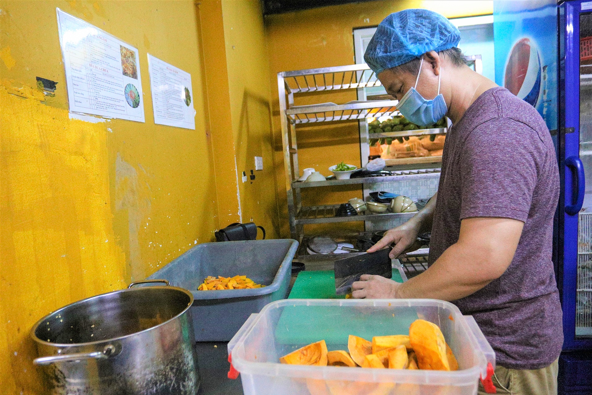 Nhom du khach ho tro hang nghin suat an ho tro tuyen dau chong dich anh 2