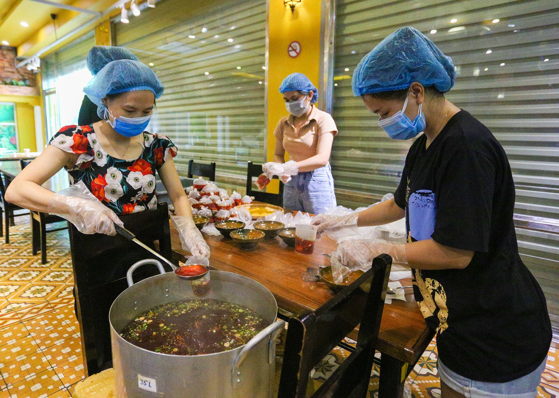 Nhom du khach ho tro hang nghin suat an ho tro tuyen dau chong dich anh 3