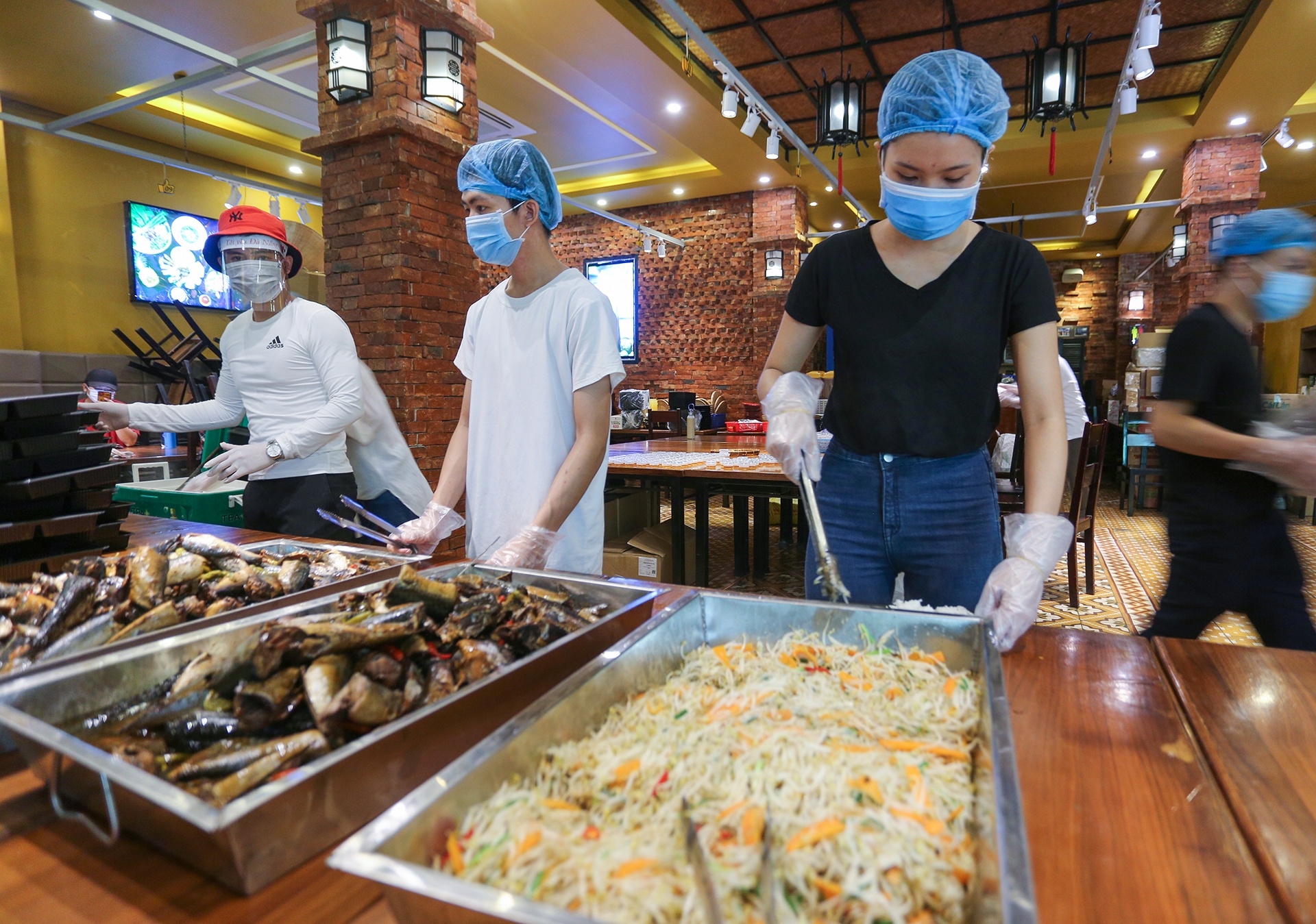 Nhom du khach ho tro hang nghin suat an ho tro tuyen dau chong dich anh 4