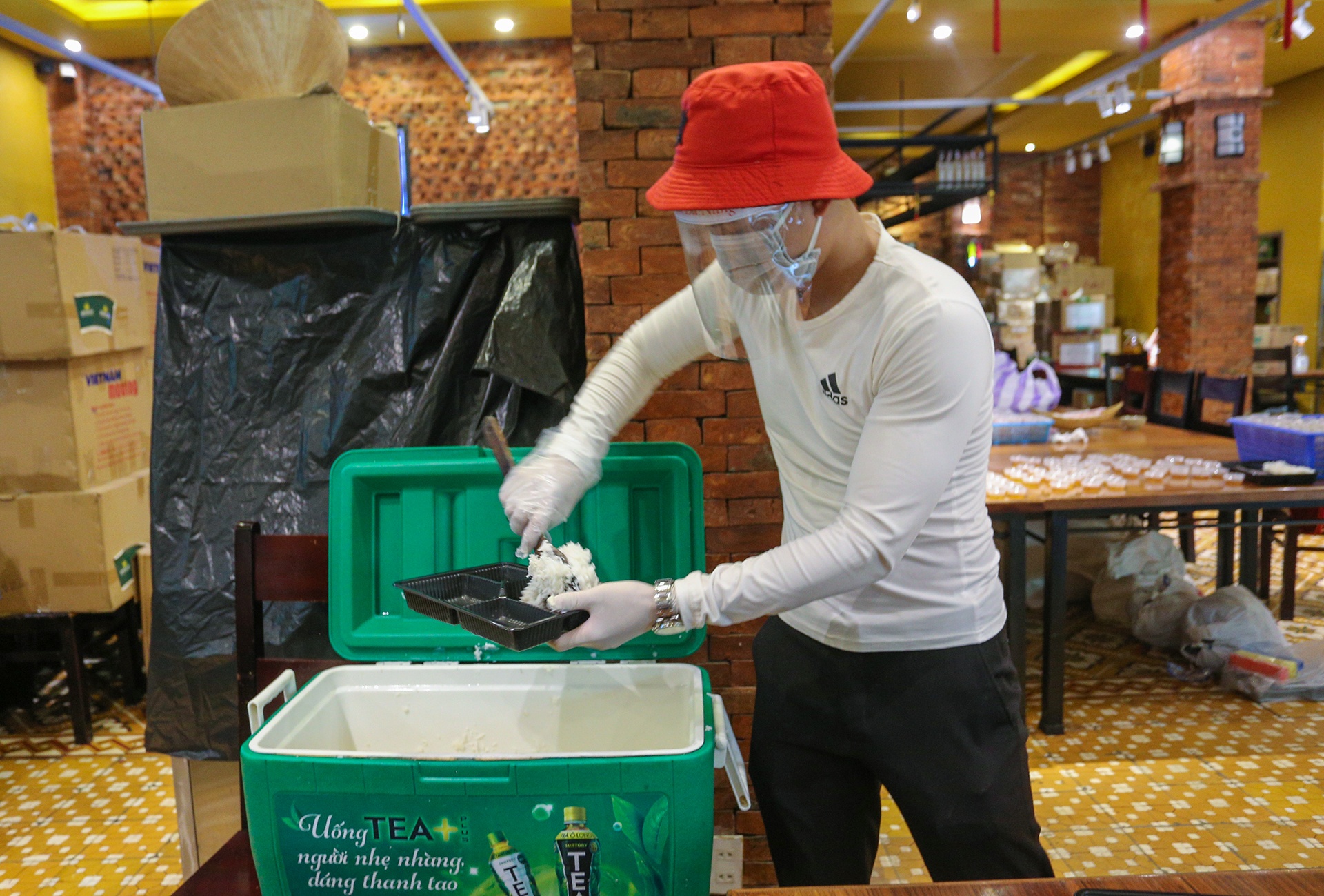 Nhom du khach ho tro hang nghin suat an ho tro tuyen dau chong dich anh 5