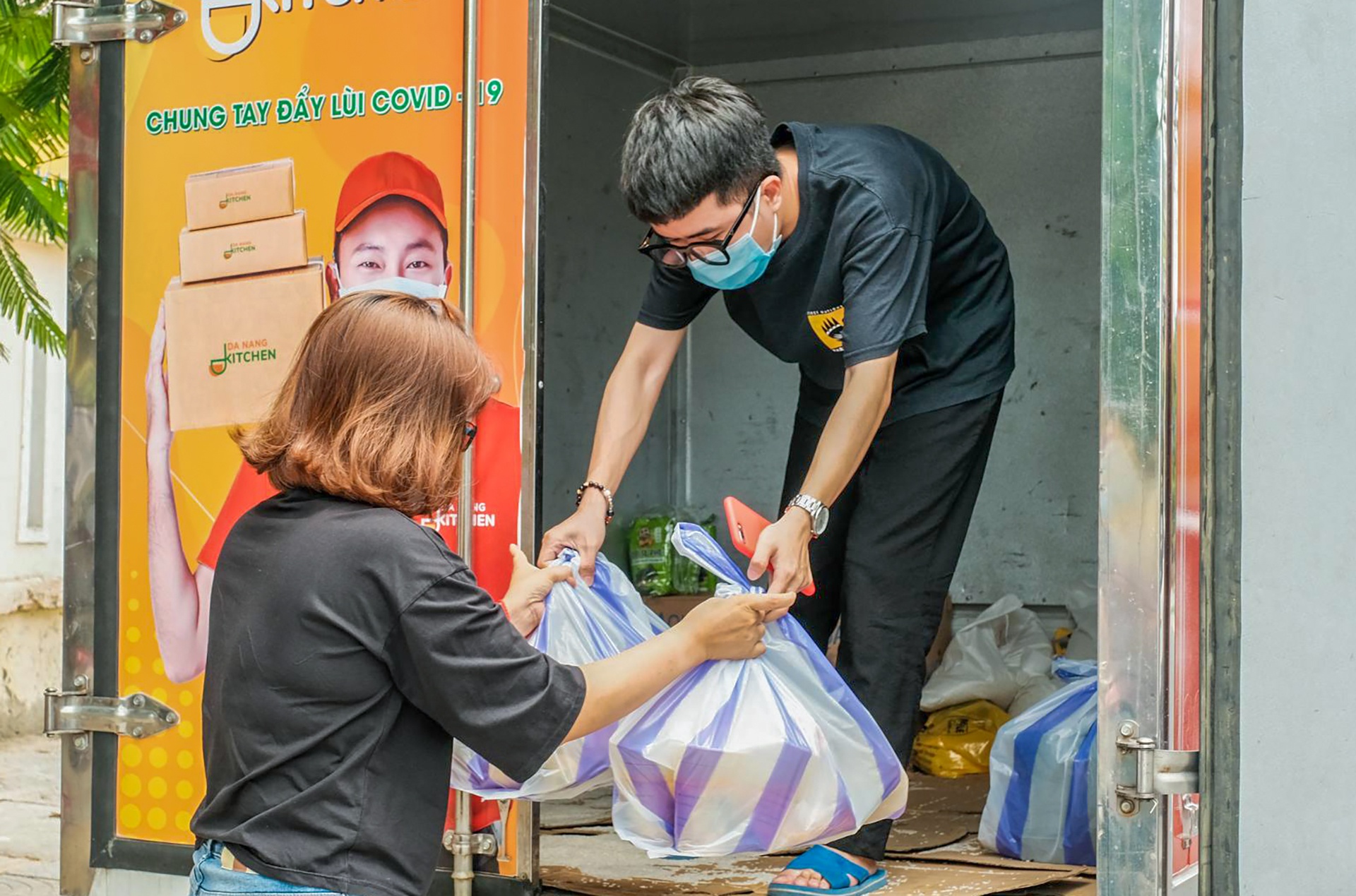 Nhom du khach ho tro hang nghin suat an ho tro tuyen dau chong dich anh 6