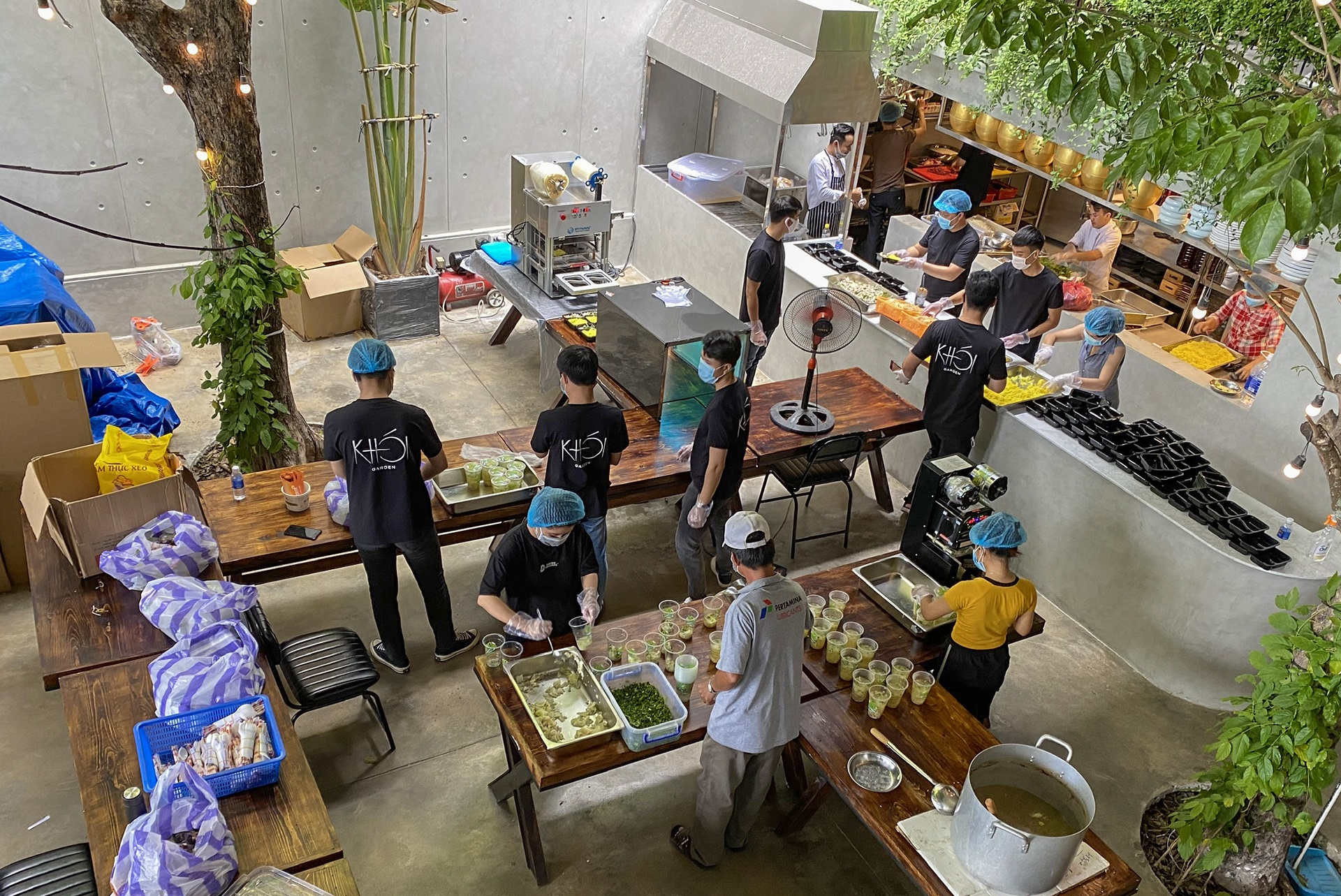 Nhom du khach ho tro hang nghin suat an ho tro tuyen dau chong dich anh 8