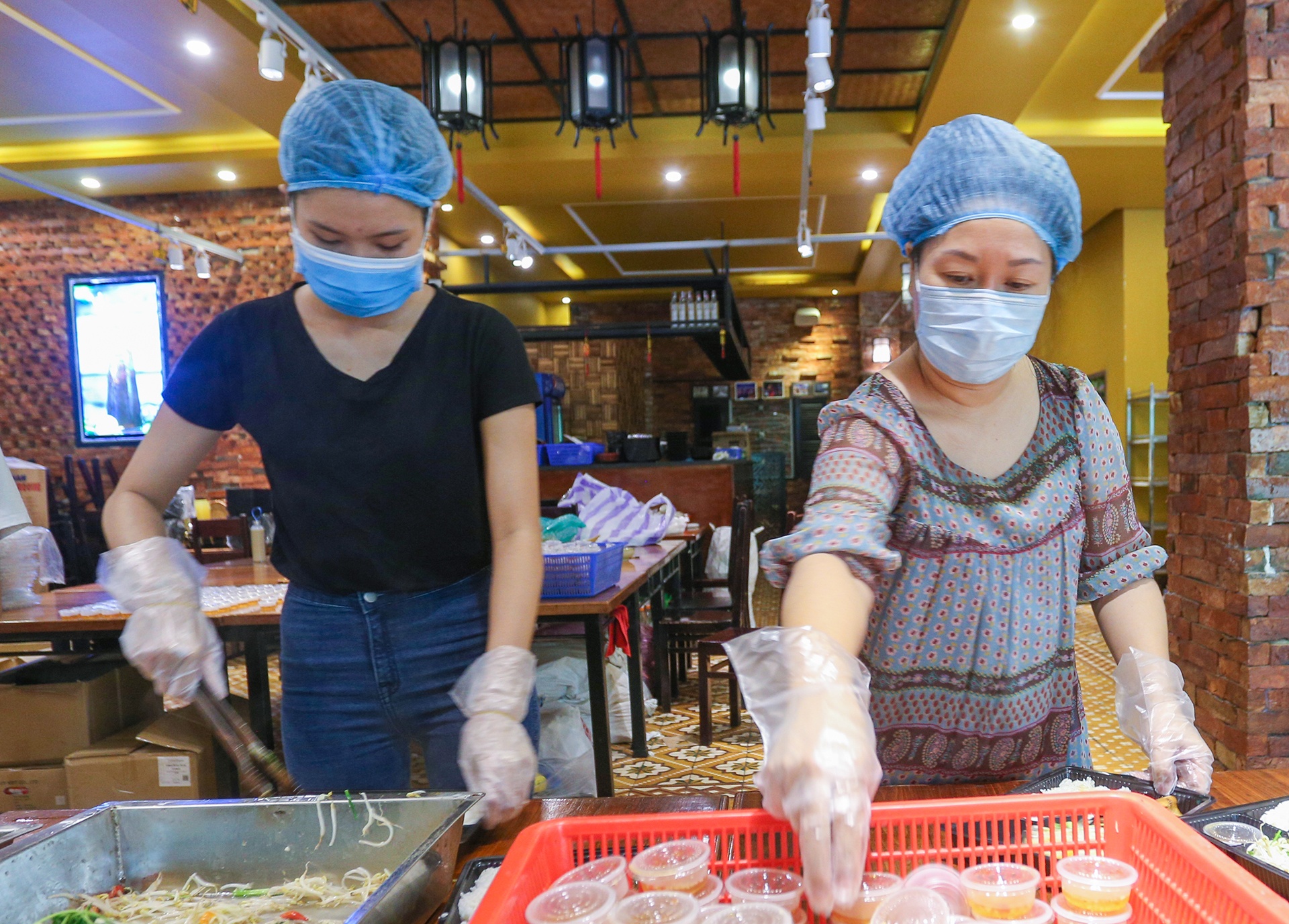 Du khach mac ket nau hang nghin suat com ung ho tuyen dau chong dich hinh anh