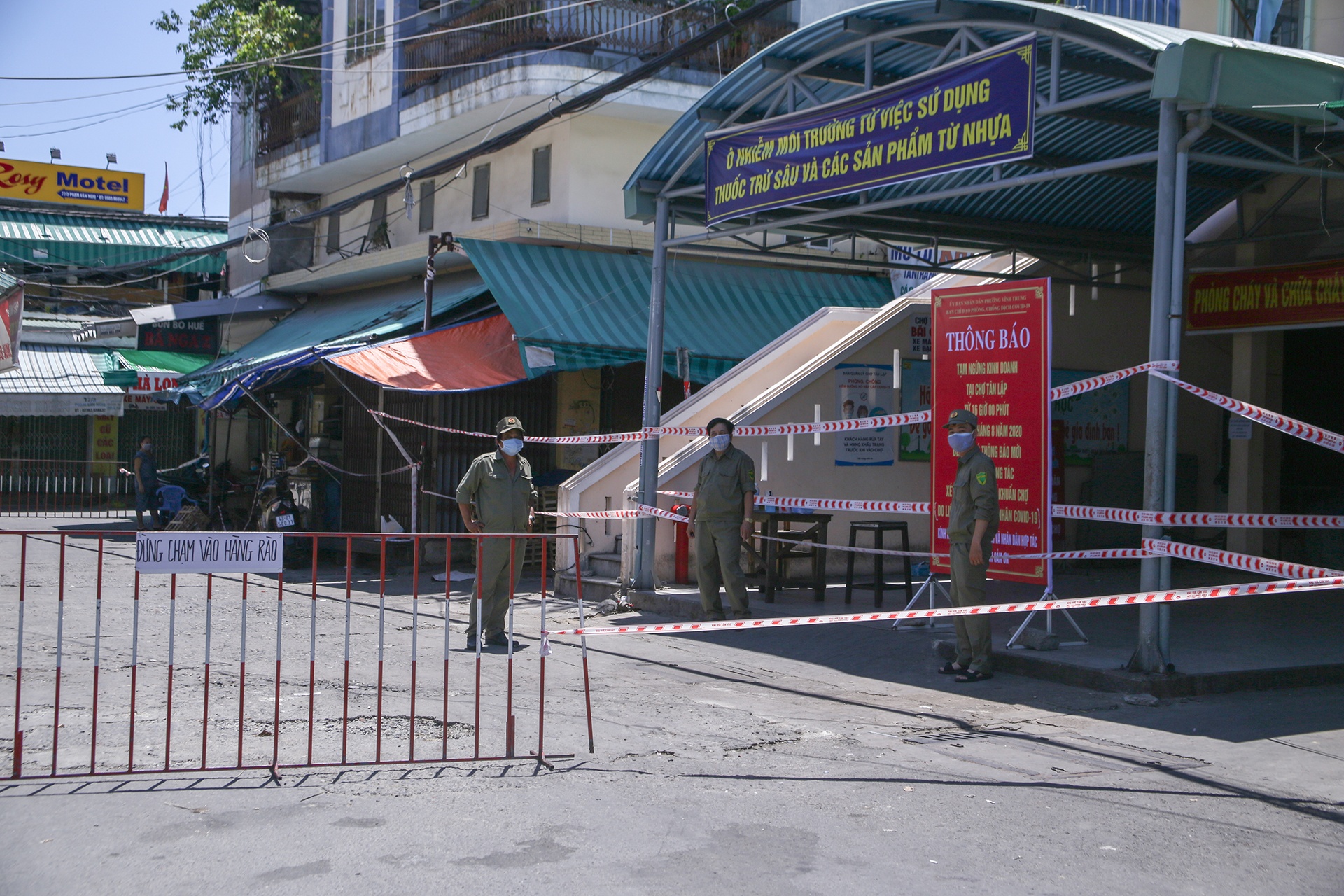 Nhan vien quan ly cho o Da Nang nghi mac Covid-19 anh 1