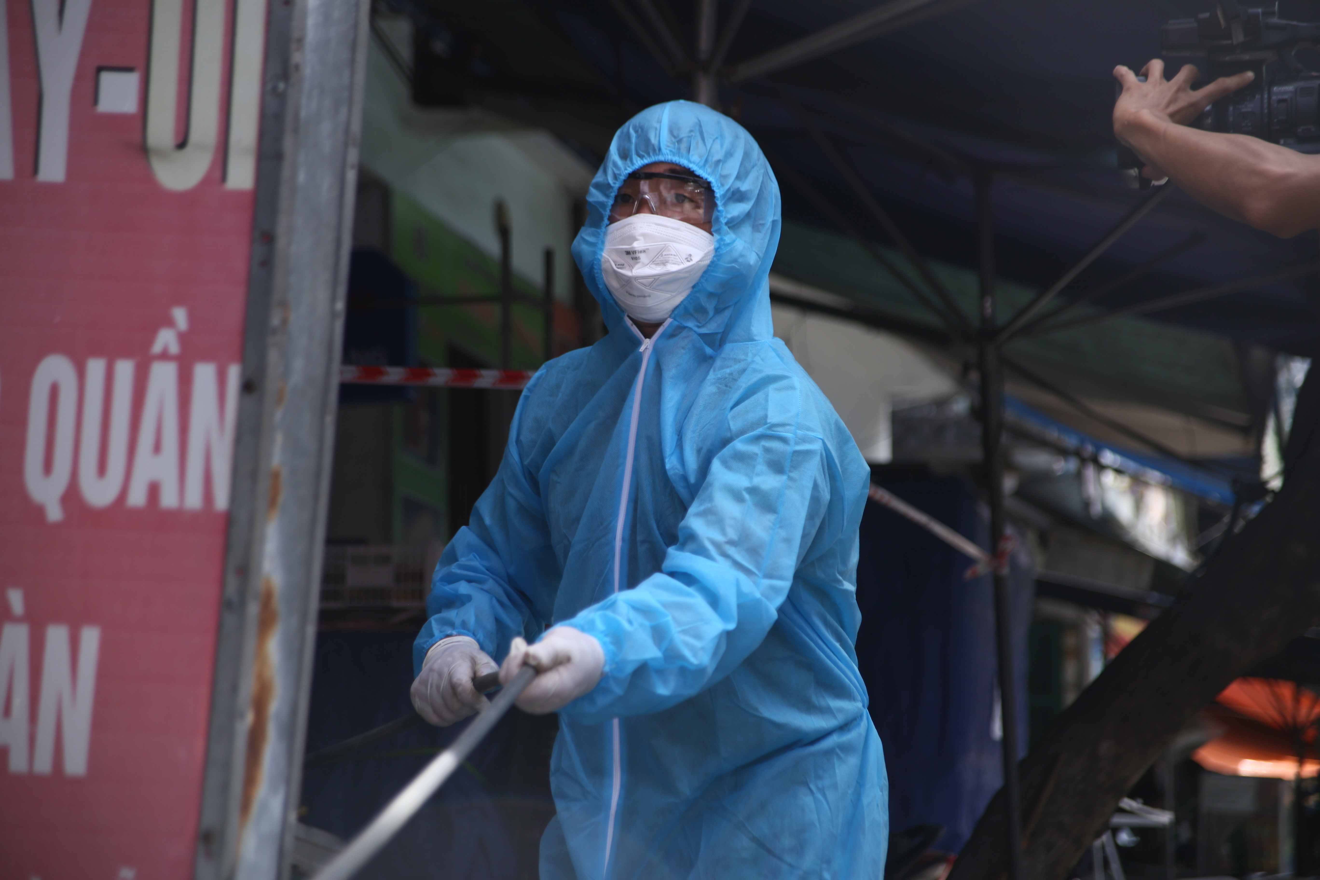 3 tieu thuong mac Covid-19 tiep xuc voi nhieu nguoi hinh anh