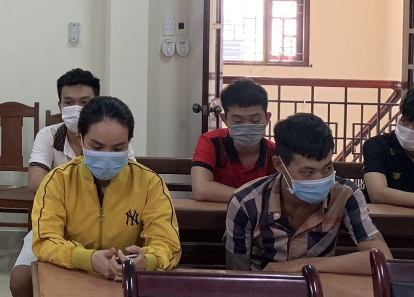 10 nam nu to chuc sinh nhat bang ma tuy hinh anh