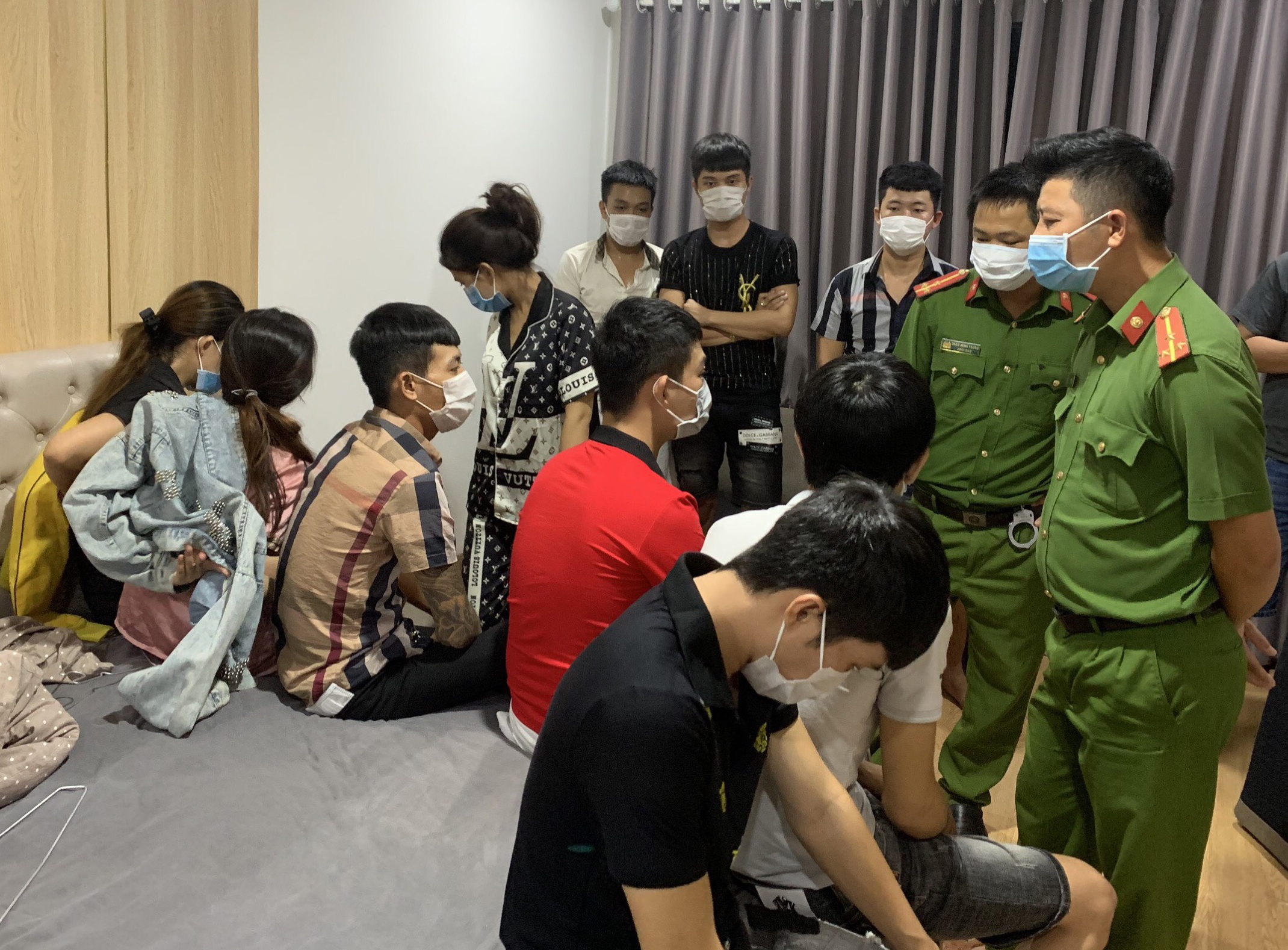 10 nam nữ tụ tập sử dụng ma túy ảnh 1 10 nam nu tu tap su dung ma tuy anh 1