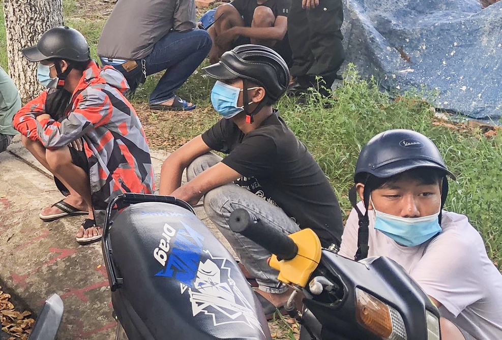 Canh sat no sung, khong che 5 nguoi hinh anh