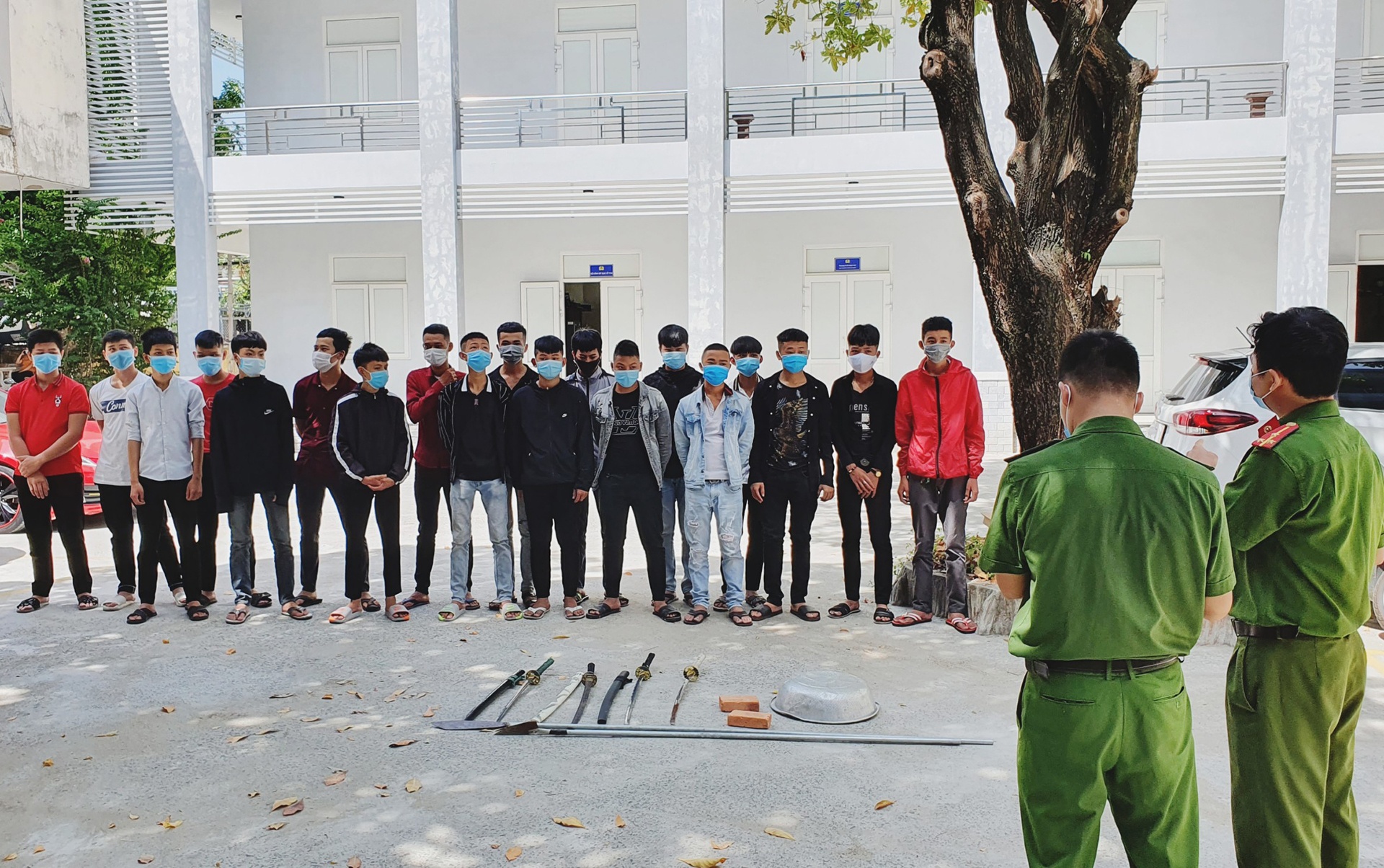 Bat 14 thanh nien chem nguoi o Da Nang anh 1