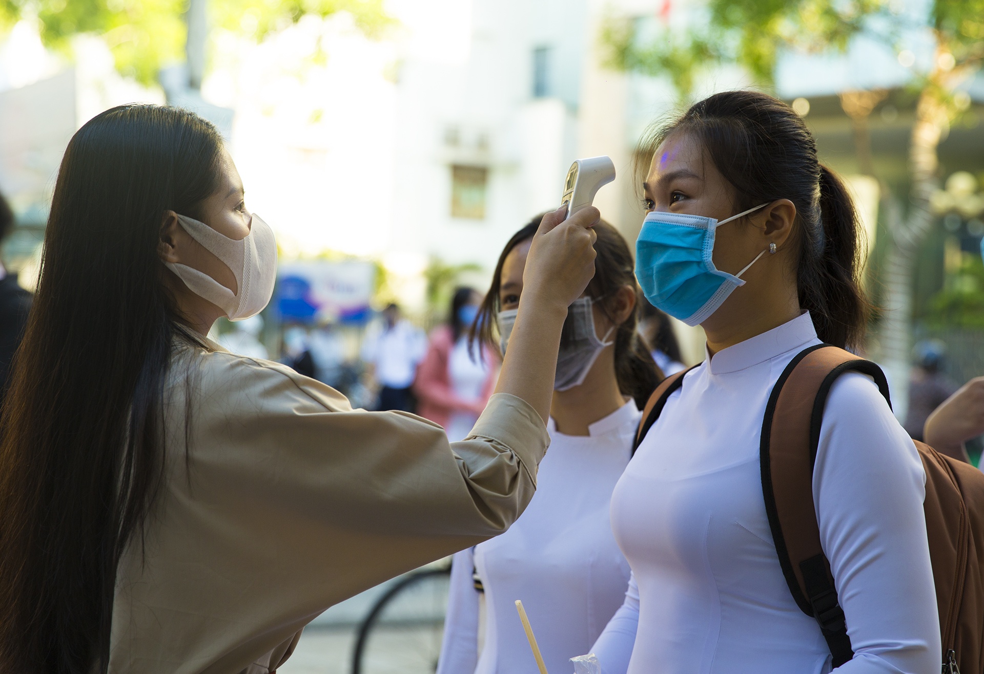 Hoc sinh Da Nang xep hang do than nhiet khi den lop hinh anh