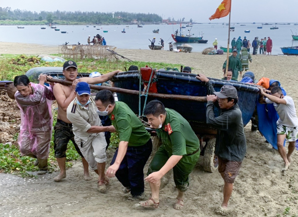 Chinh quyen, cong an Da Nang giup dan ung pho bao so 5 hinh anh