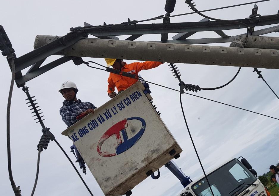 Vi sao bao khong lon nhung hon 400 cot dien bi gay? hinh anh
