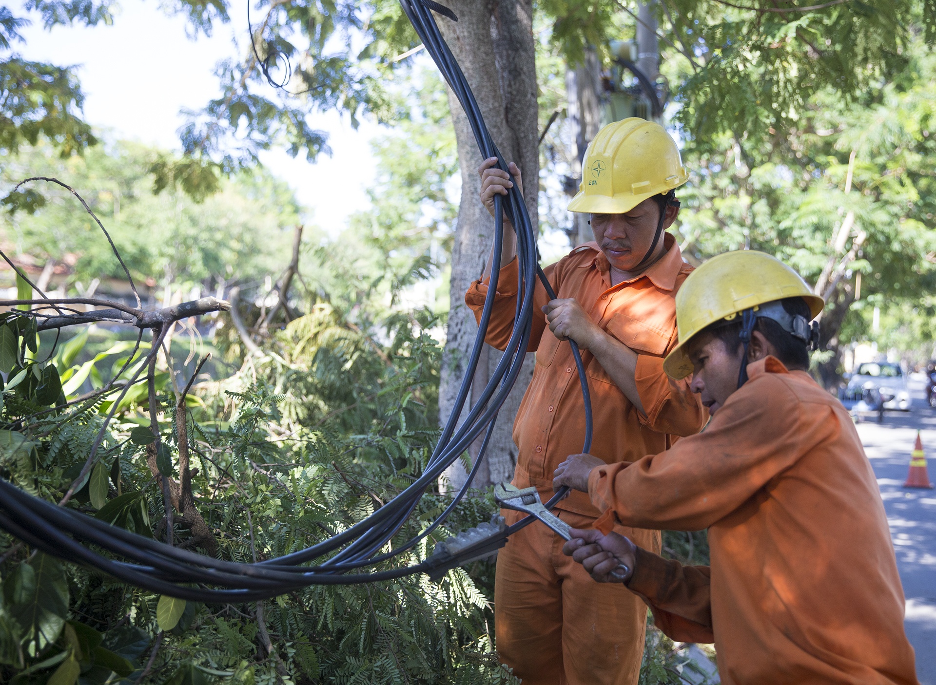 Hang tram cot dien bi gay do anh huong bao so 5 anh 10