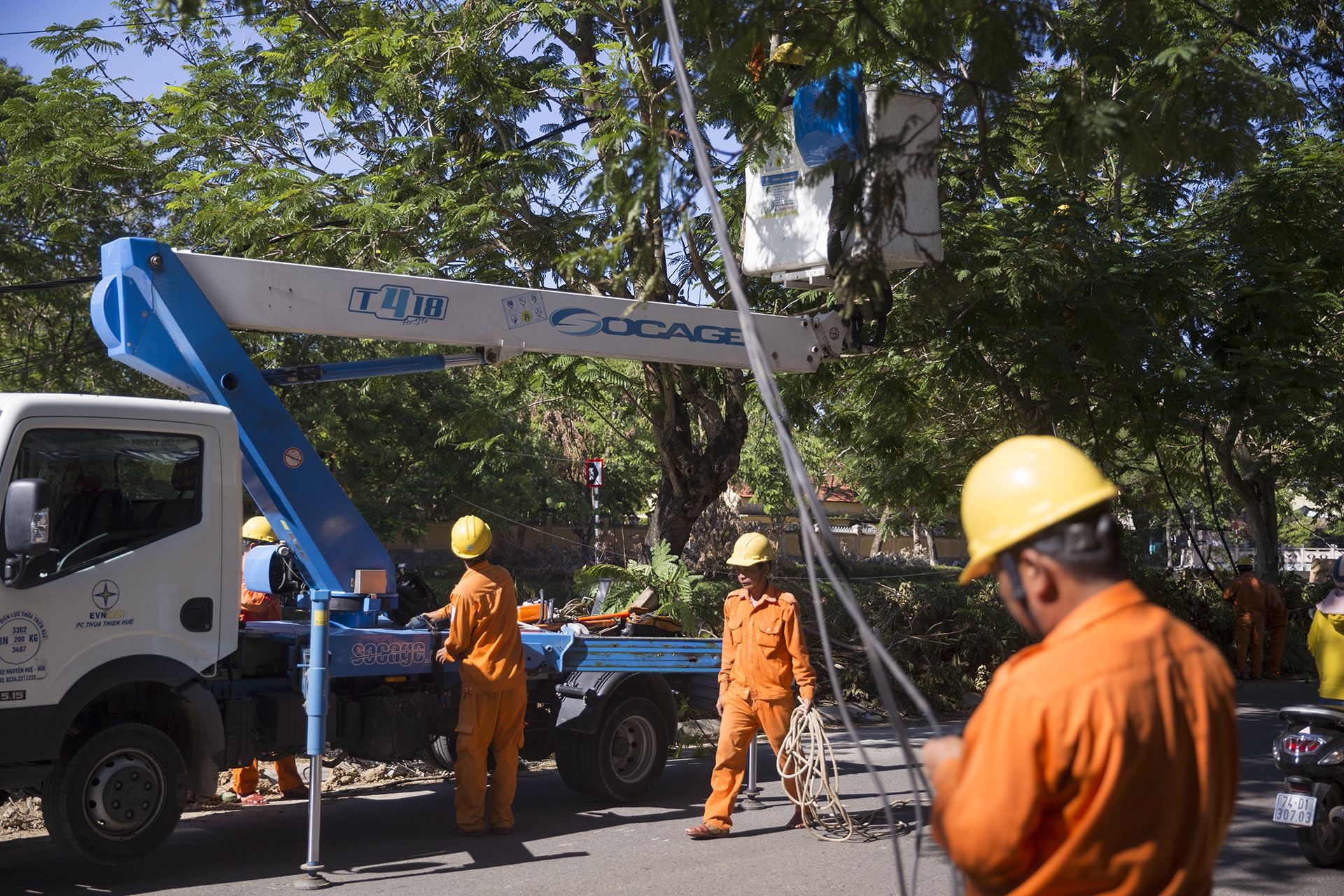 Hang tram cot dien bi gay do anh huong bao so 5 anh 1