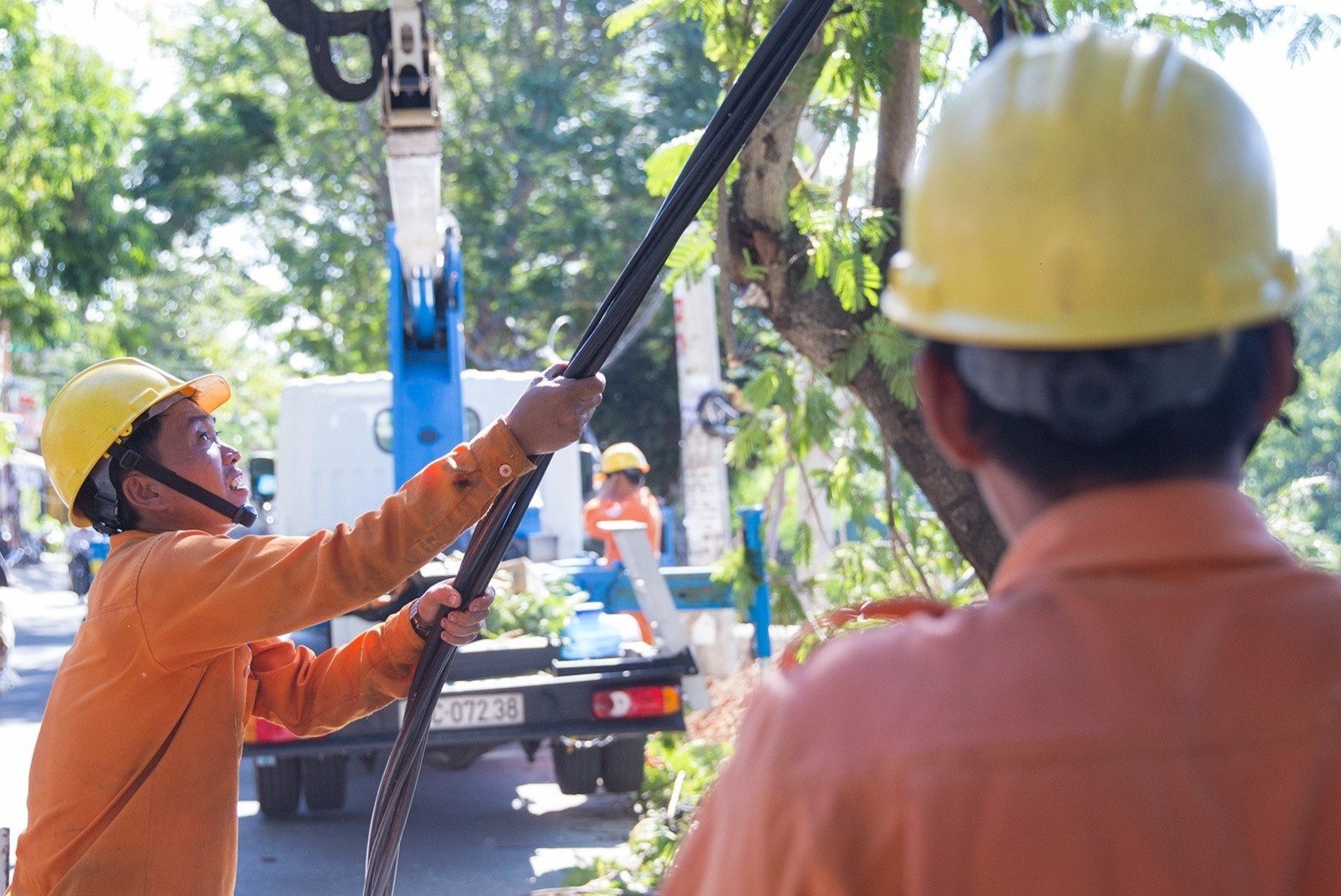 Cot dien gay lam gian doan san xuat, ai chiu trach nhiem? hinh anh