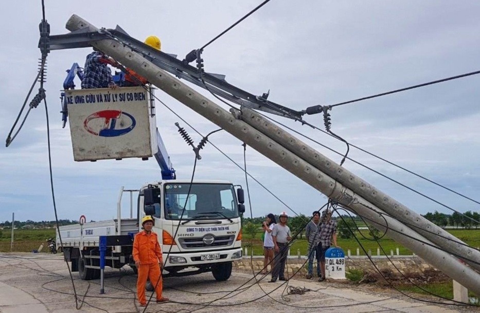 Hang tram cot dien o mien Trung bi gay trong bao so 5 anh 1