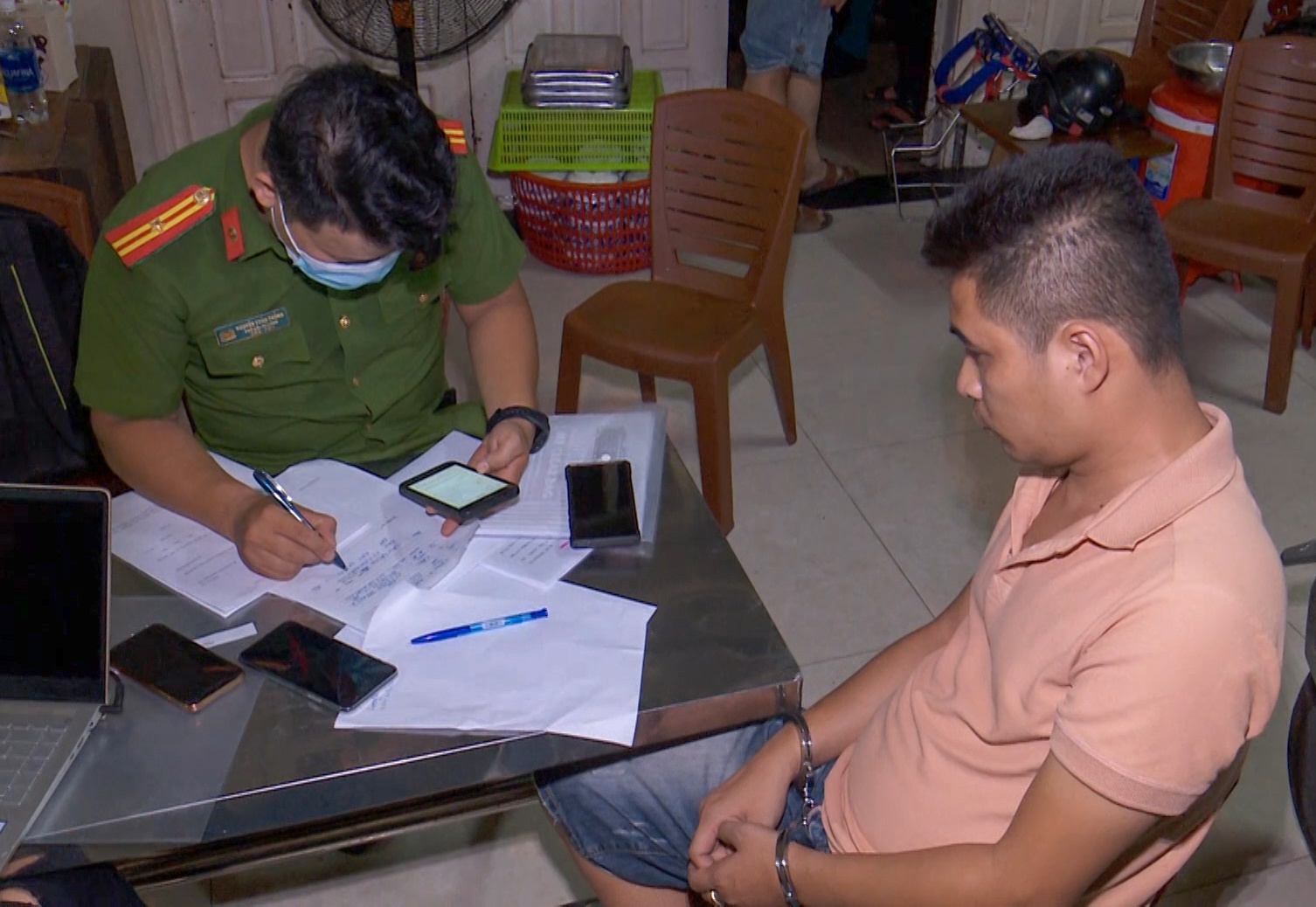 Canh sat thu giu nhieu tien mat khi pha duong day danh bac 3.000 ty hinh anh