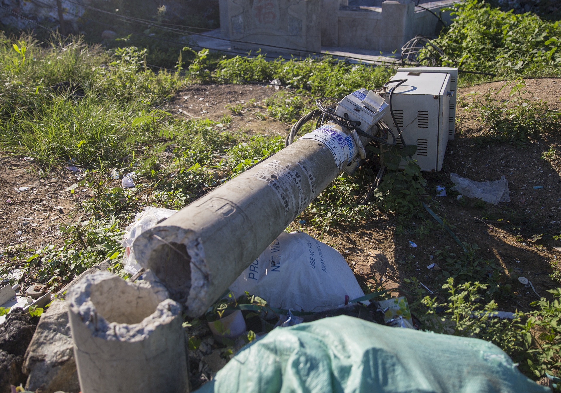 Hang loat cot dien bi gay anh 2