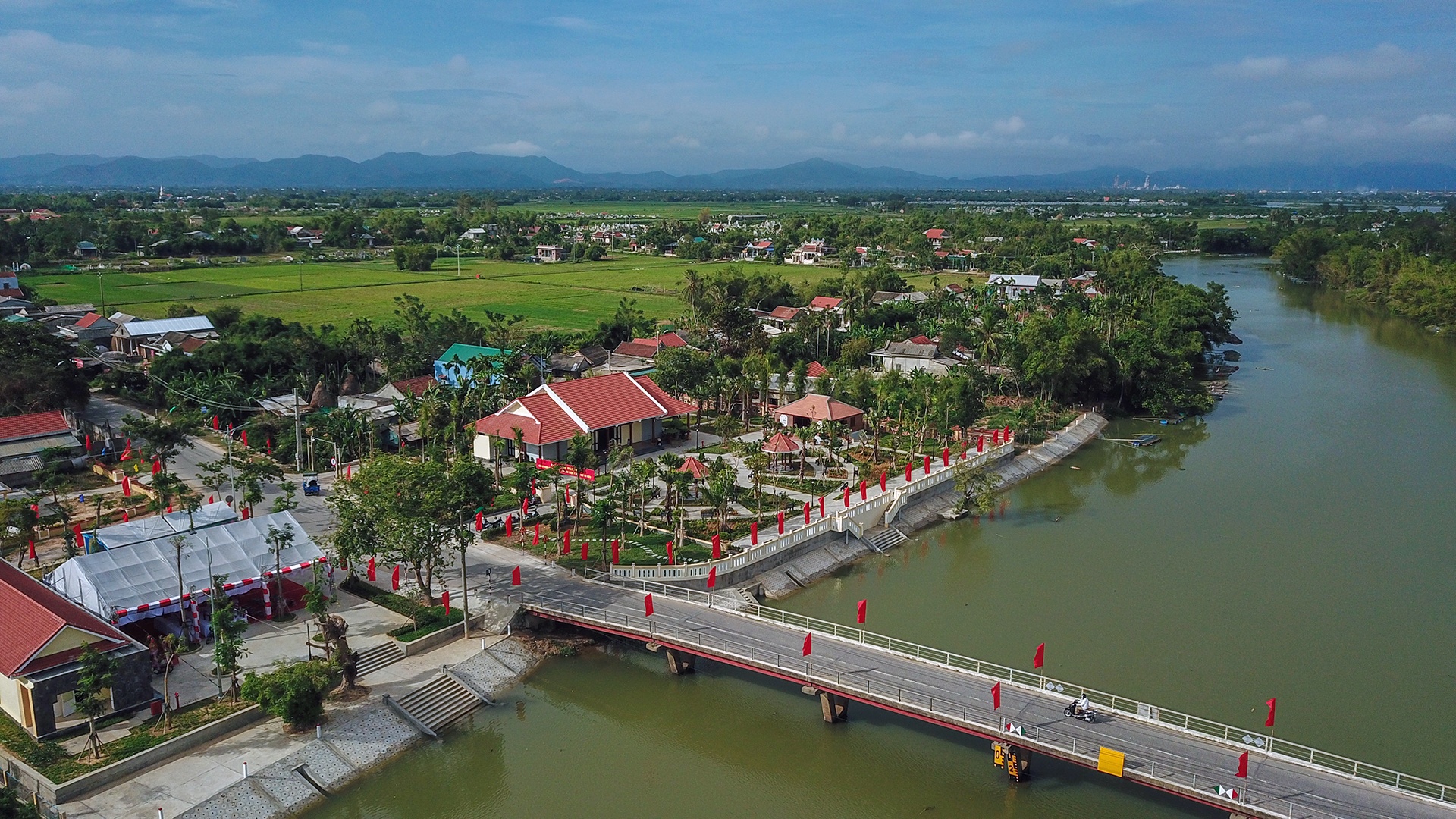 Cong vien van hoa va khu luu niem nha tho To Huu anh 1