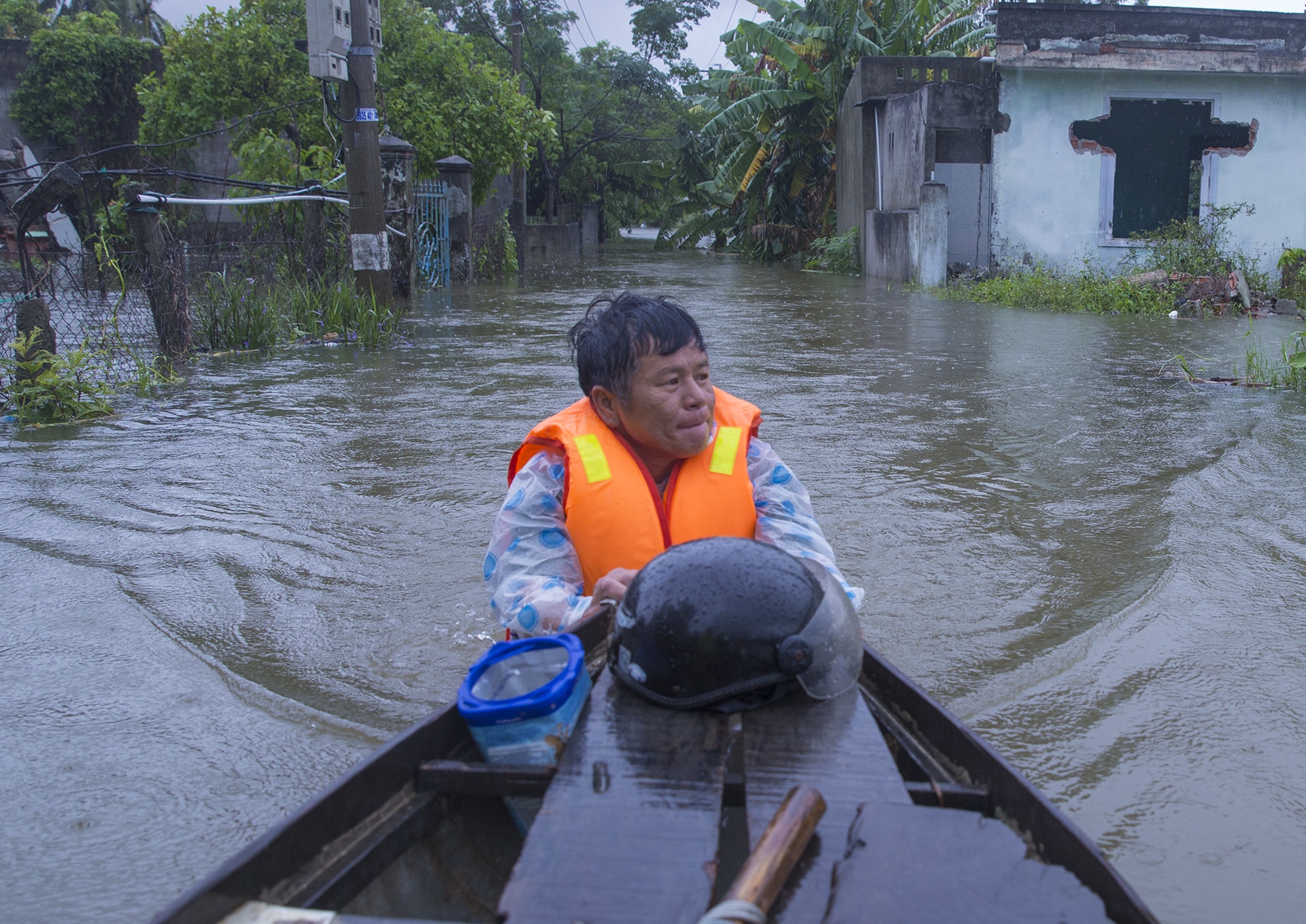 Da Nang mua to, nha dan bi ngap gan 1 m hinh anh