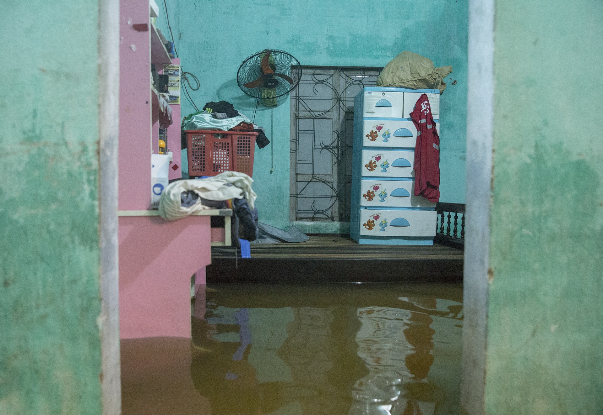 Nha dan bi ngap do mua lon anh 7