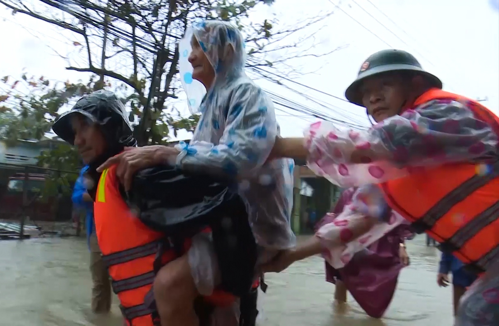 Bo doi giup dan chay lu hinh anh