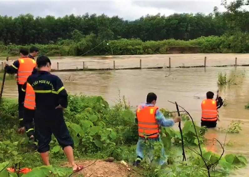 Nguoi dan ong bi lu cuon khi bat ca hinh anh