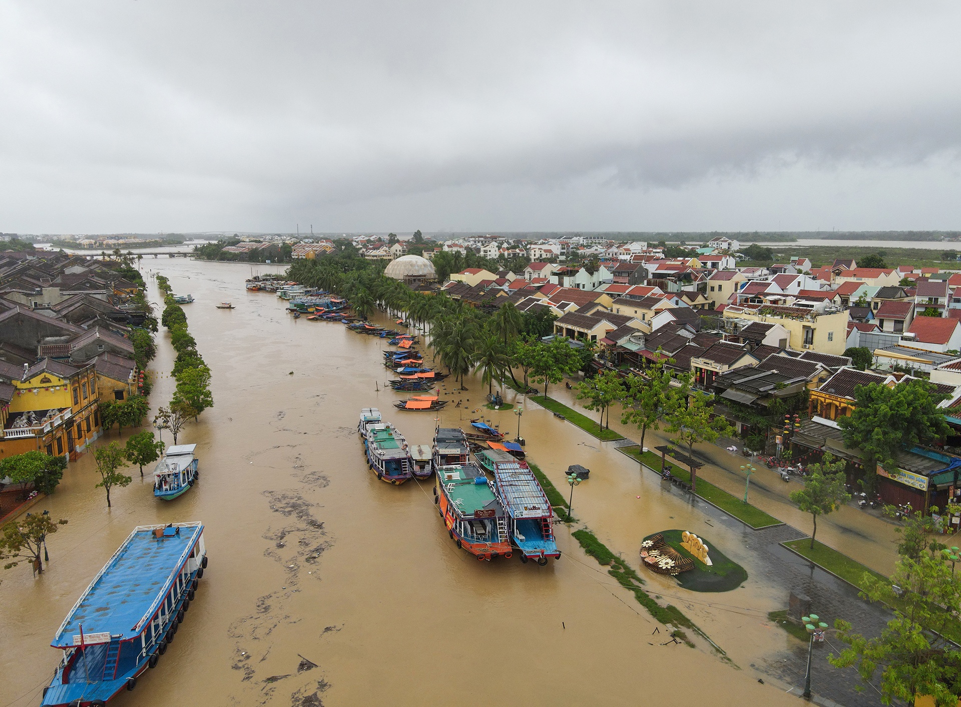 Mua lu o mien Trung khien nhieu nguoi mat tich anh 1