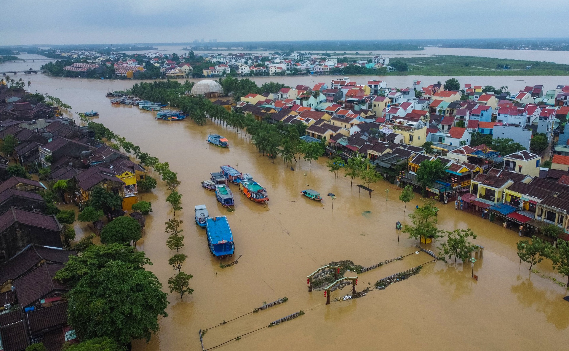 Pho co Hoi An chim trong bien nuoc anh 2