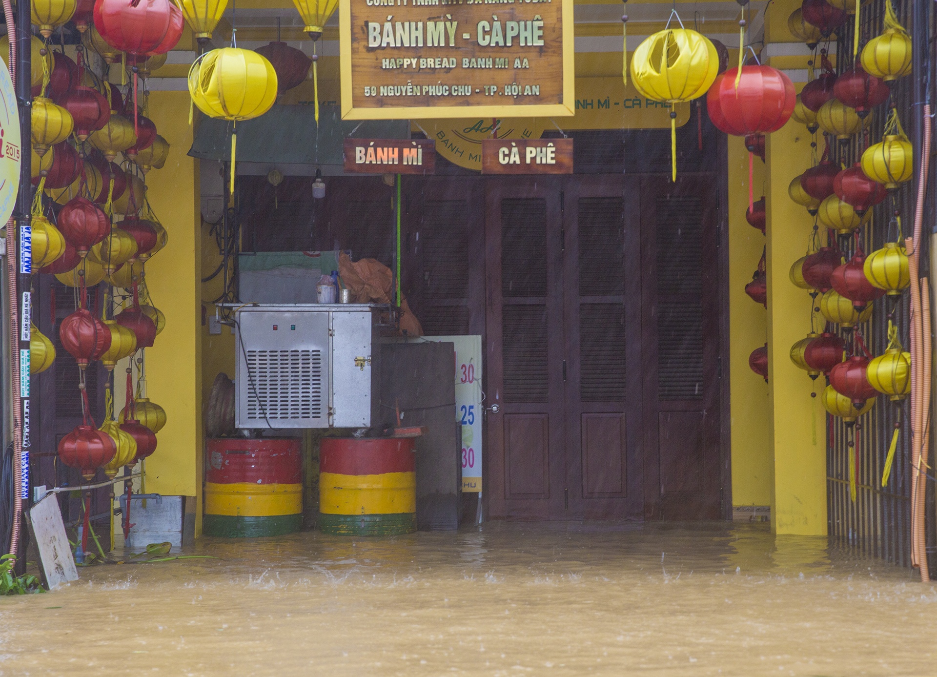 Pho co Hoi An chim trong bien nuoc anh 9
