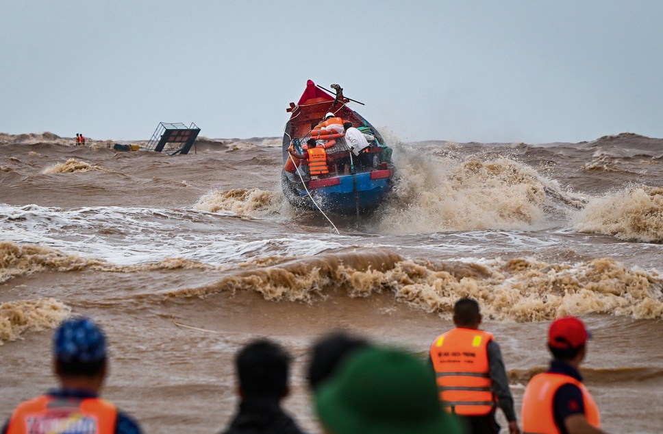 Tau hang 22.000 tan va 15 thuyen vien mac can o bien Da Nang hinh anh