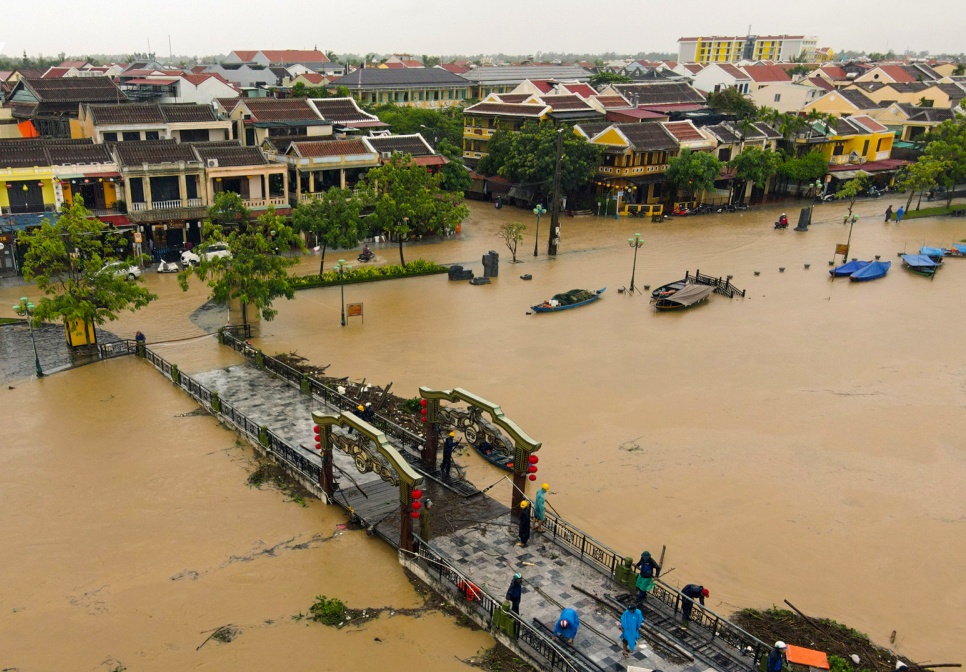 Pho co Hoi An chim trong nuoc lu hinh anh