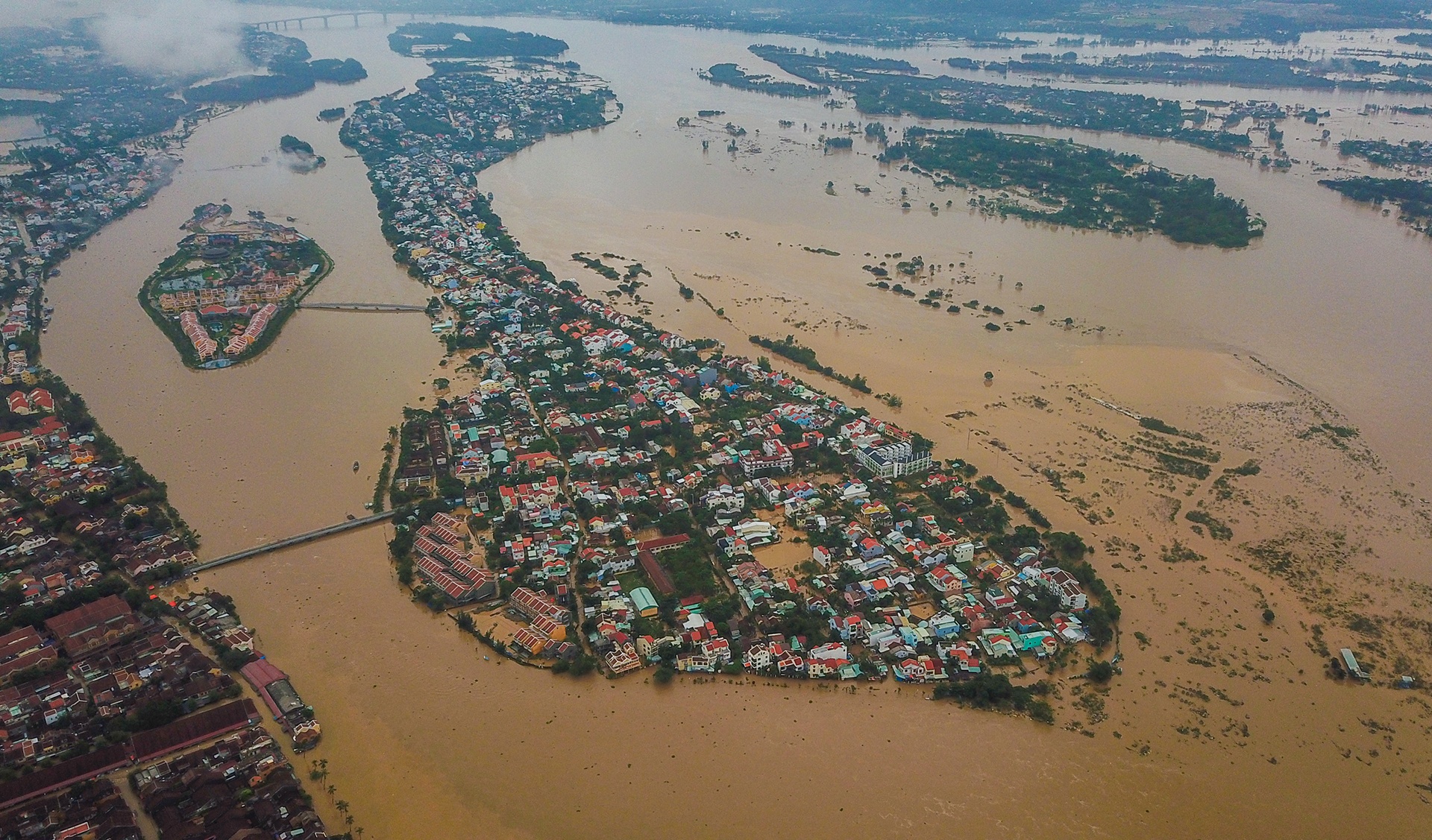 Chua Cau o Hoi An ngap sau trong nuoc anh 2