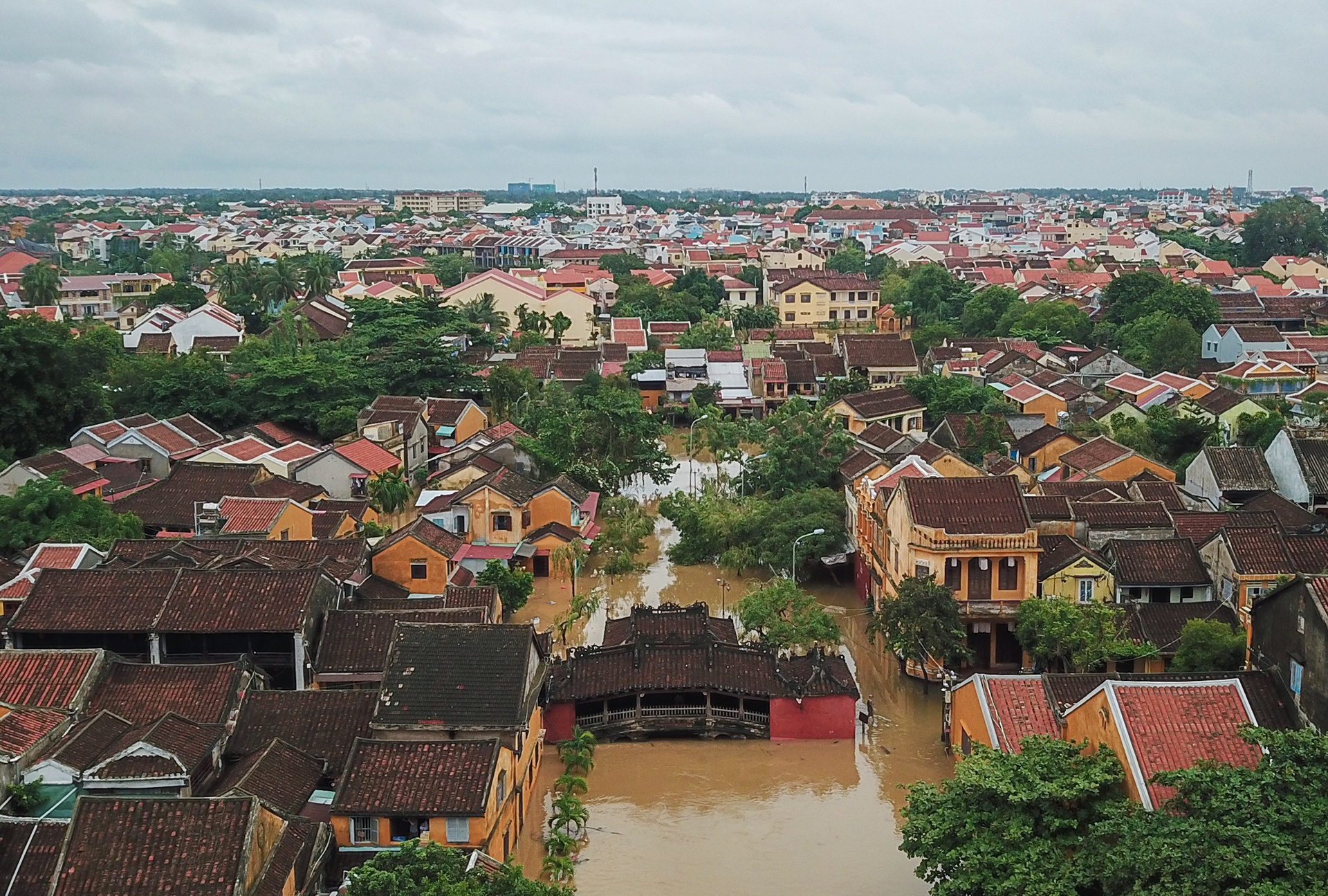 Chua Cau o Hoi An ngap sau trong nuoc anh 3