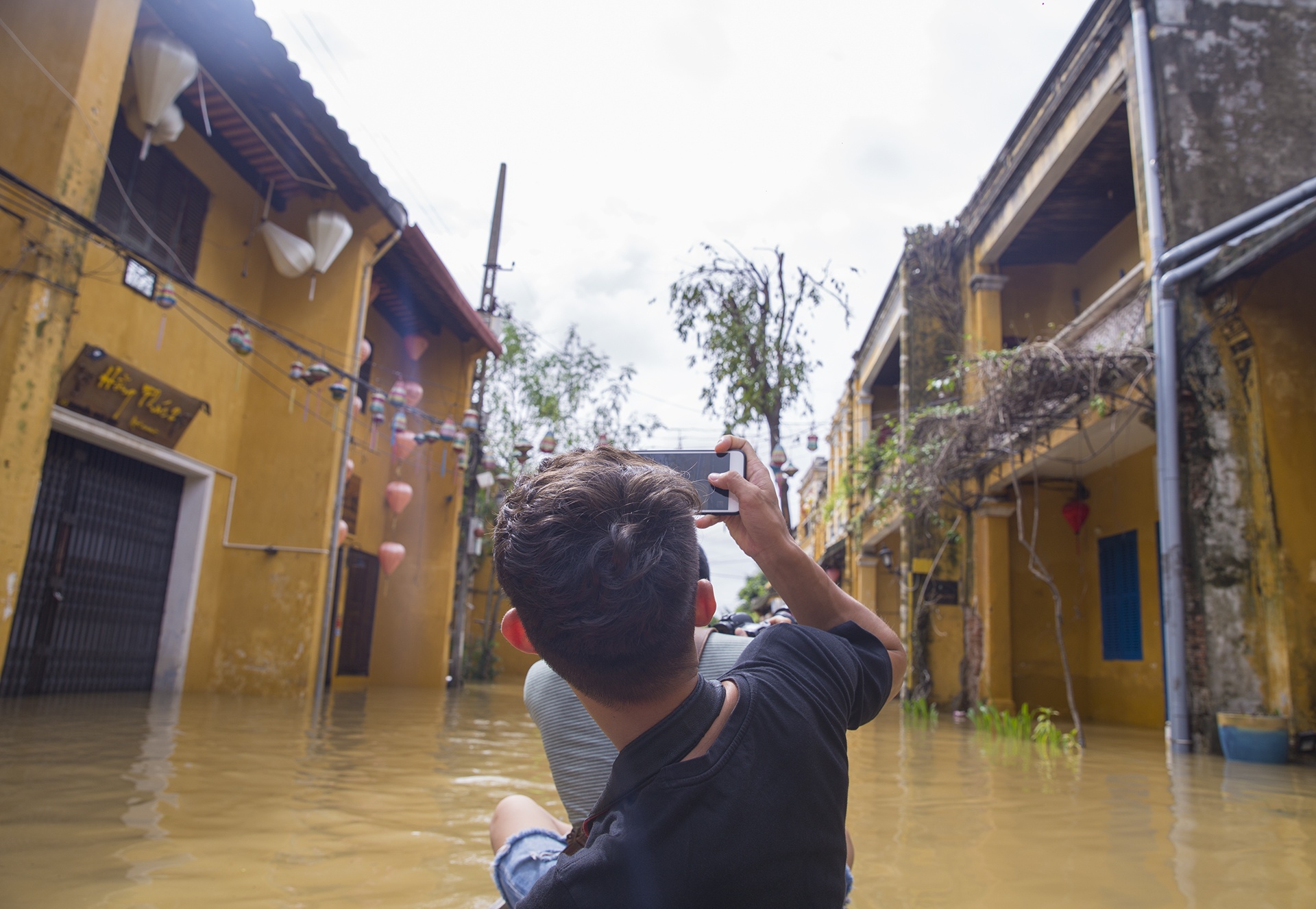 Chua Cau o Hoi An ngap sau trong nuoc anh 7