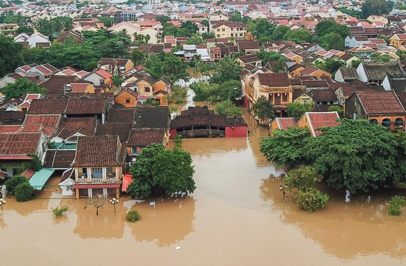 Hoi An van ngap sau, du khach thue ghe tham quan pho co hinh anh