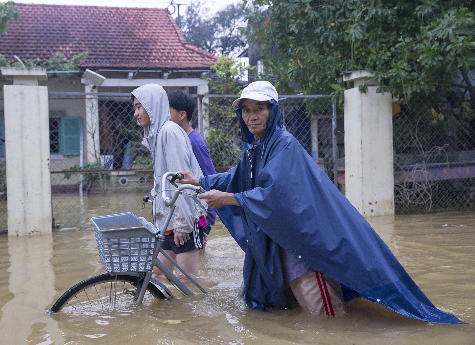 Vung ron lu o tinh Thua Thien - Hue anh 10