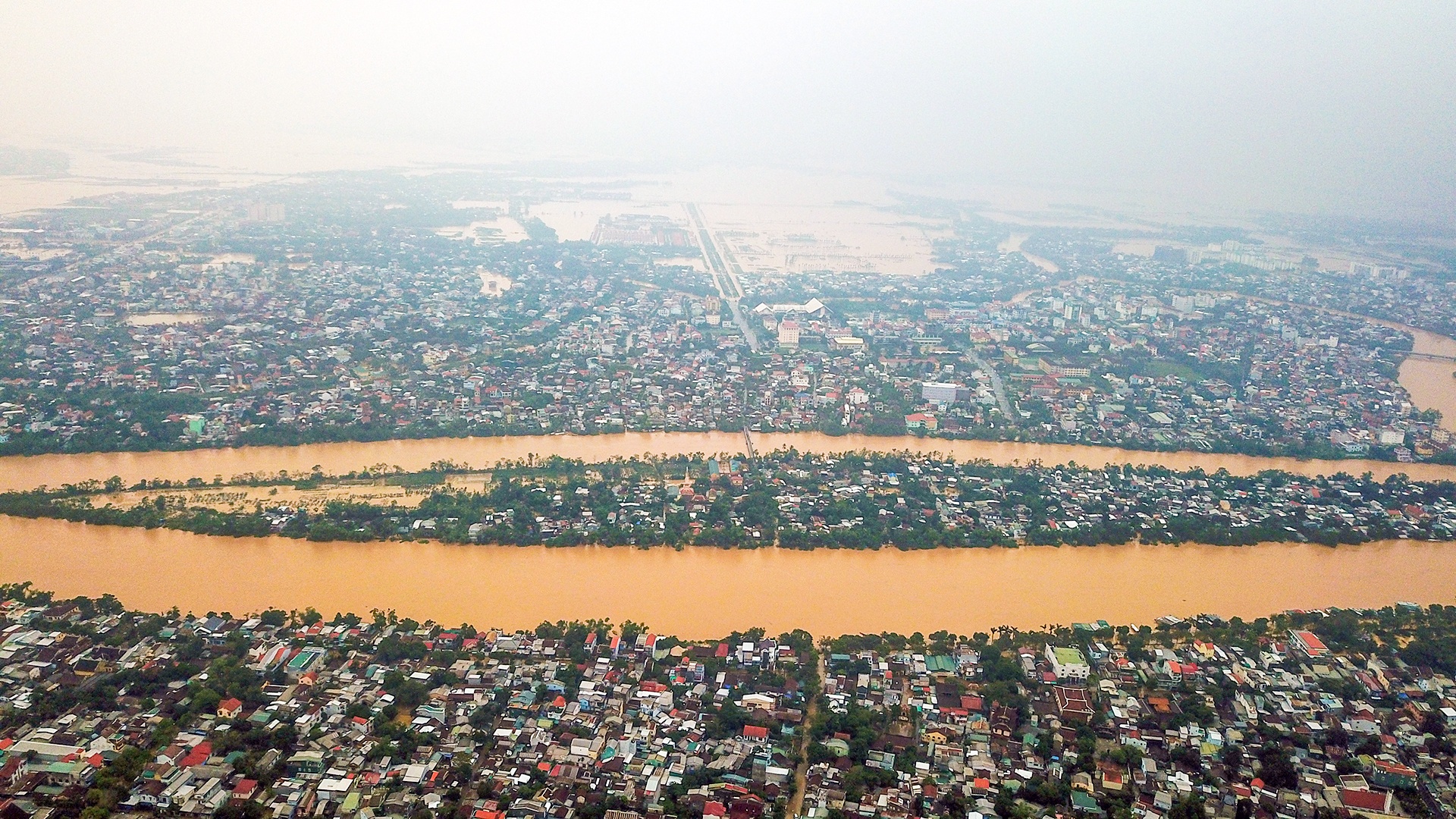 Tinh Thua Thien - Hue ngap sau trong nuoc anh 9