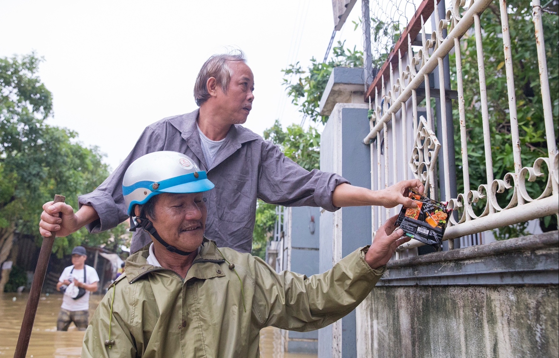 Vung ron lu o tinh Thua Thien - Hue anh 6