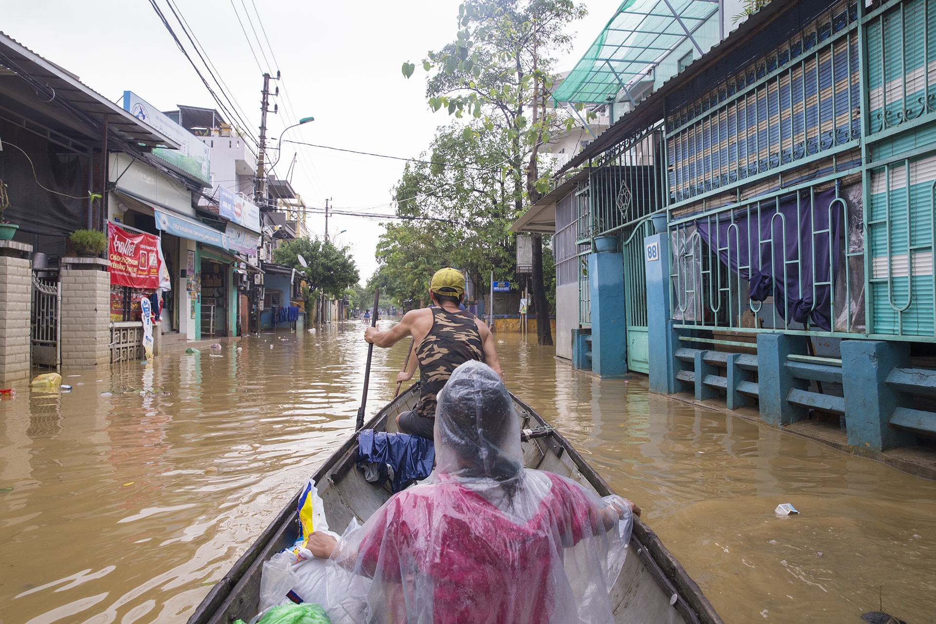 Tinh Thua Thien - Hue ngap sau trong nuoc anh 4