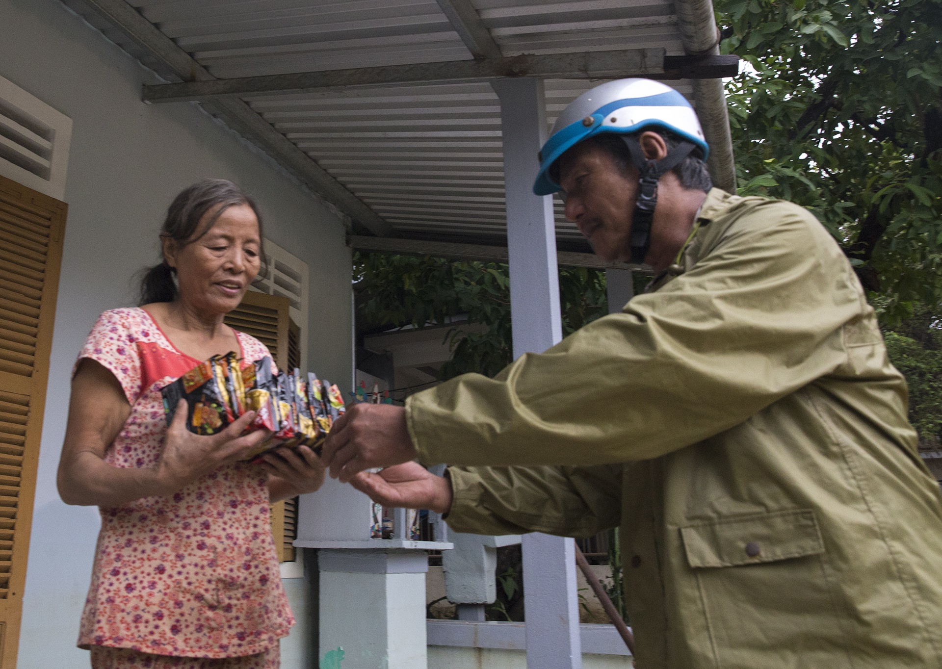 Can bo cheo ghe den vung lu phat mi tom cho dan hinh anh