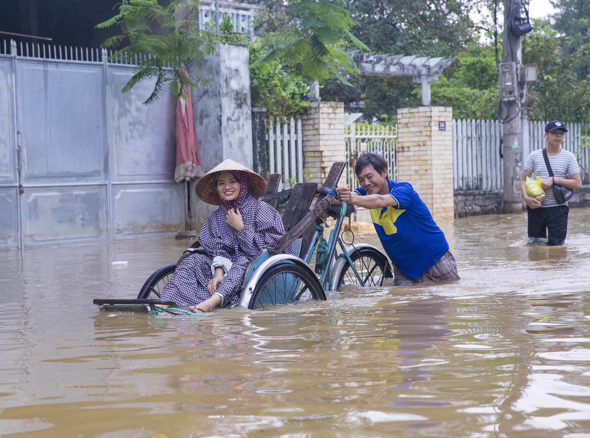 Vung ron lu o tinh Thua Thien - Hue anh 9