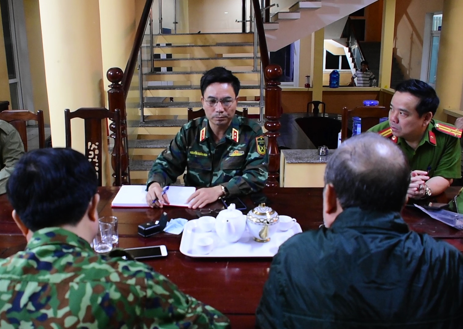 Pho tu lenh quan khu cung 12 nguoi khac mat lien lac anh 1