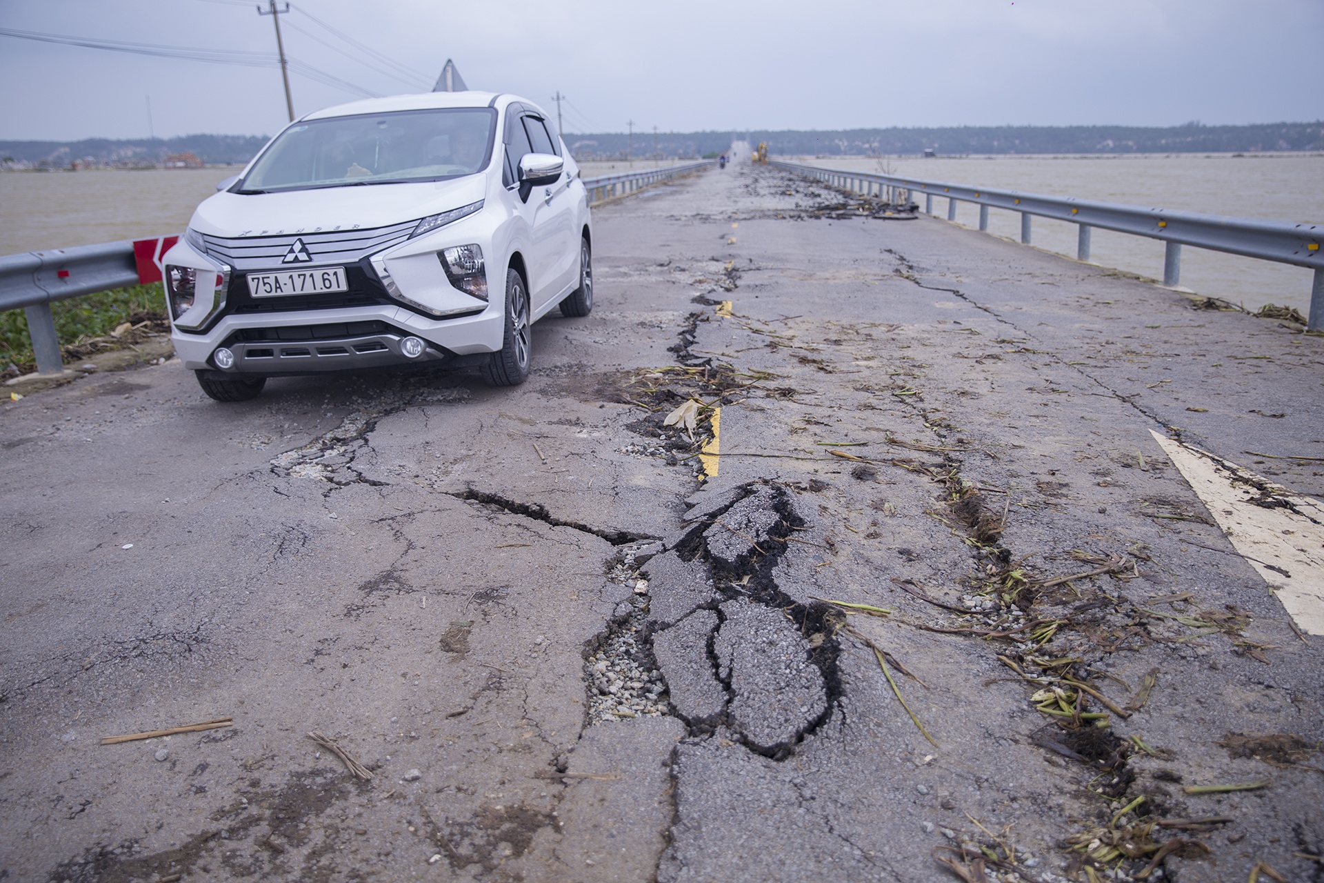 Quoc lo 49B hu hong nghiem trong anh 3